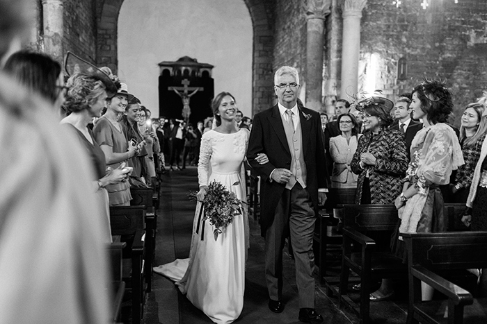 Bride comes to the ceremony |Wedding at Mas Vidrier | Destination Wedding Photographer Barcelona