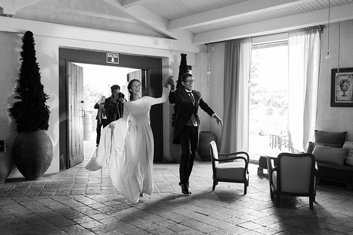 Happy newlyweds receiving guests |Wedding at Mas Vidrier | Destination Wedding Photographer Barcelona