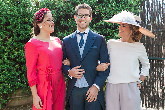 Groom and his sisters |Wedding at Mas Vidrier | Destination Wedding Photographer Barcelona