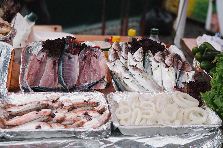 Comer pescado fresco en Estambul, Lena Karelova fotografía de viajes.