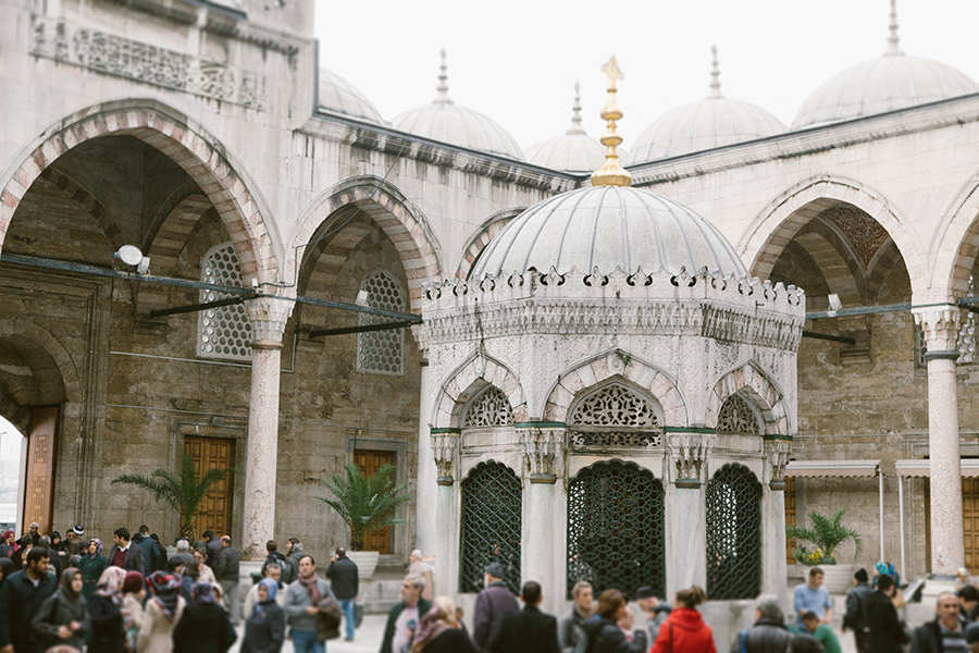 Yeni cami - mezquita al lado de puente de galata. Lena Karelova fotografía de viajes