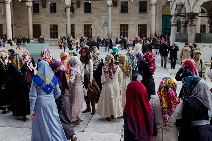 Mujeres en la Mezquita Azul, Estambul. Lena Karelova fotografía de viajes