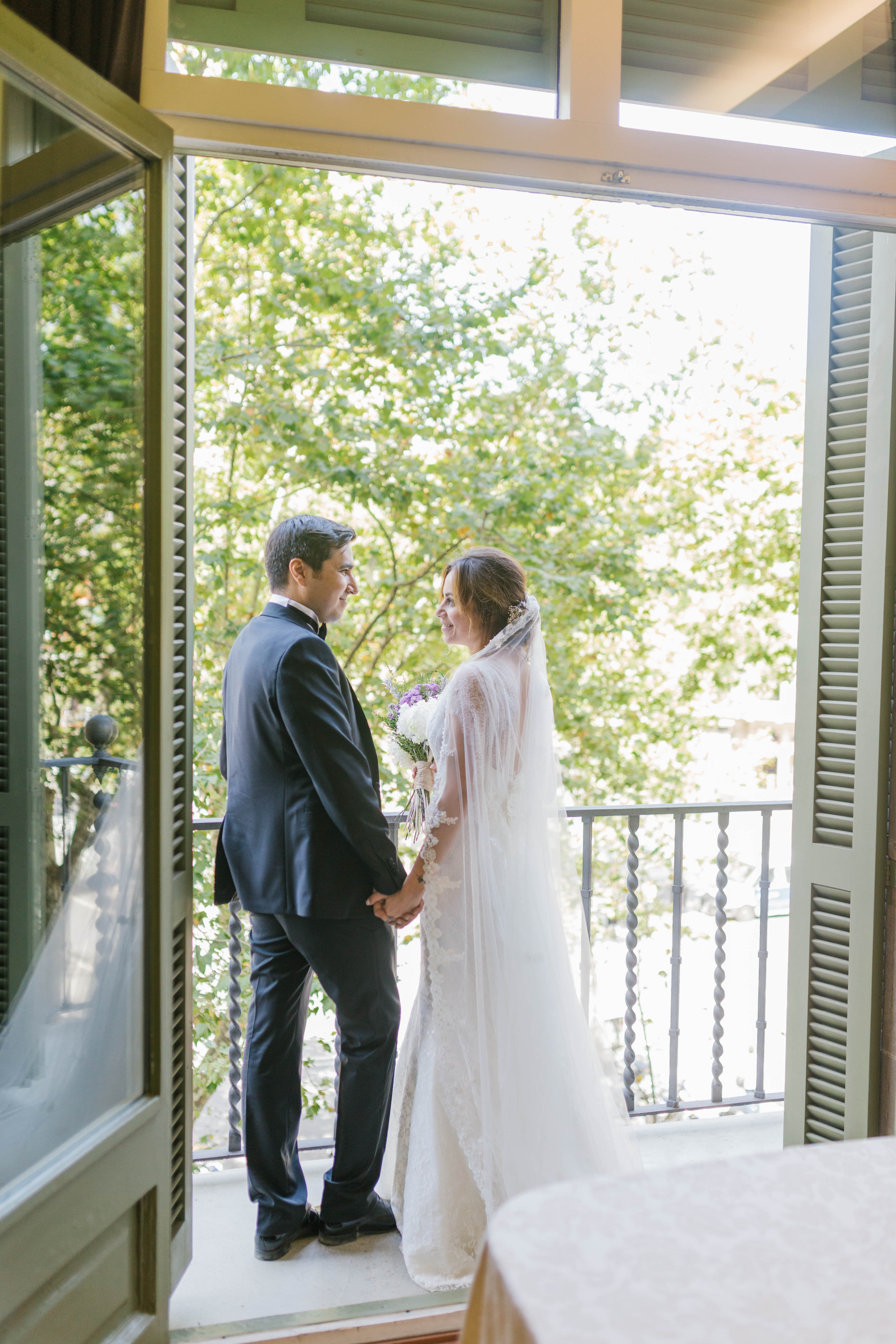 Enghagement photo in Barcelona | Fin Art Photographer | Lena Karelova Photography | Barcelona Film Wedding Photographer