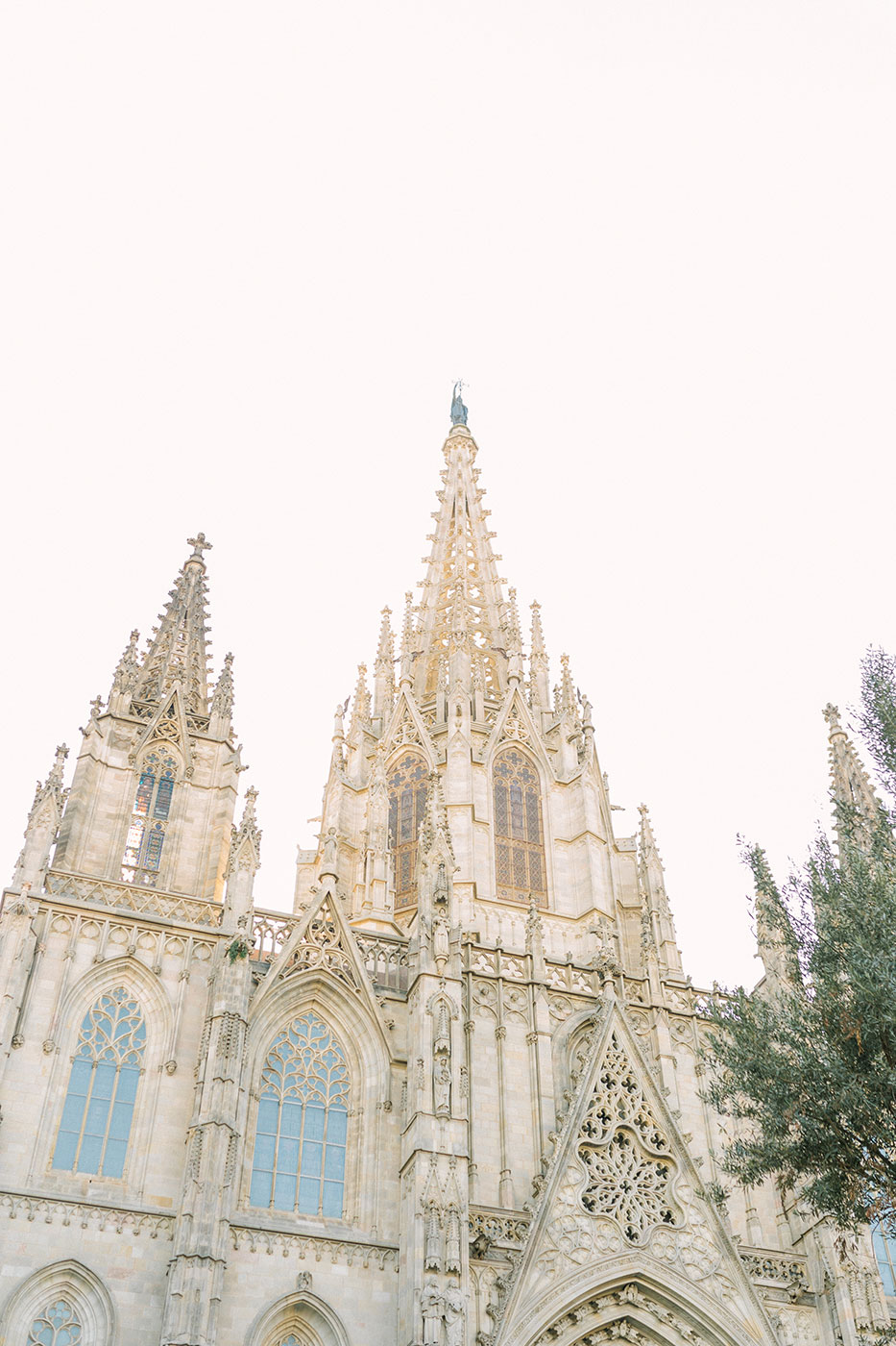 Barcelona Gothic quarter engagement photography | Barcelona Wedding Photographer | Lena Karelova Photography | Barcelona Film Photogrpher