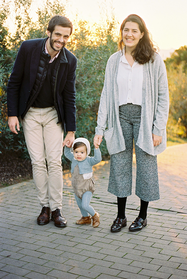 Adorable family photography poses | Family Photography Barcelona |Film Family Photographer | Lena Karelova | Kodak Portra 400