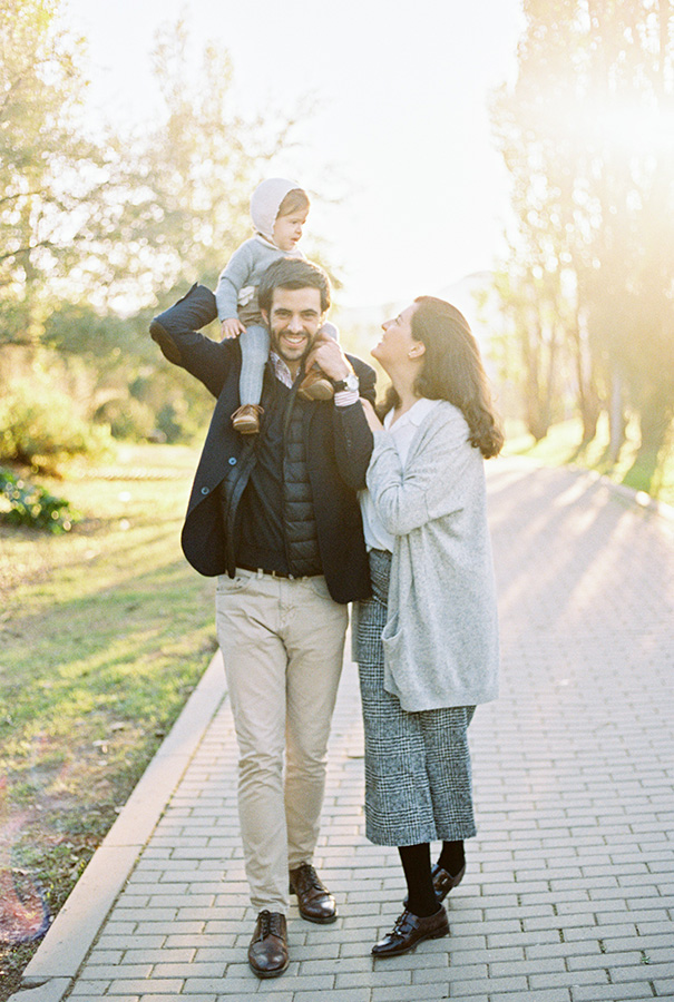 Happy family during the walk | Family Photoshoot in Barcelona |Film Family Photographer | Lena Karelova | Kodak Portra 400