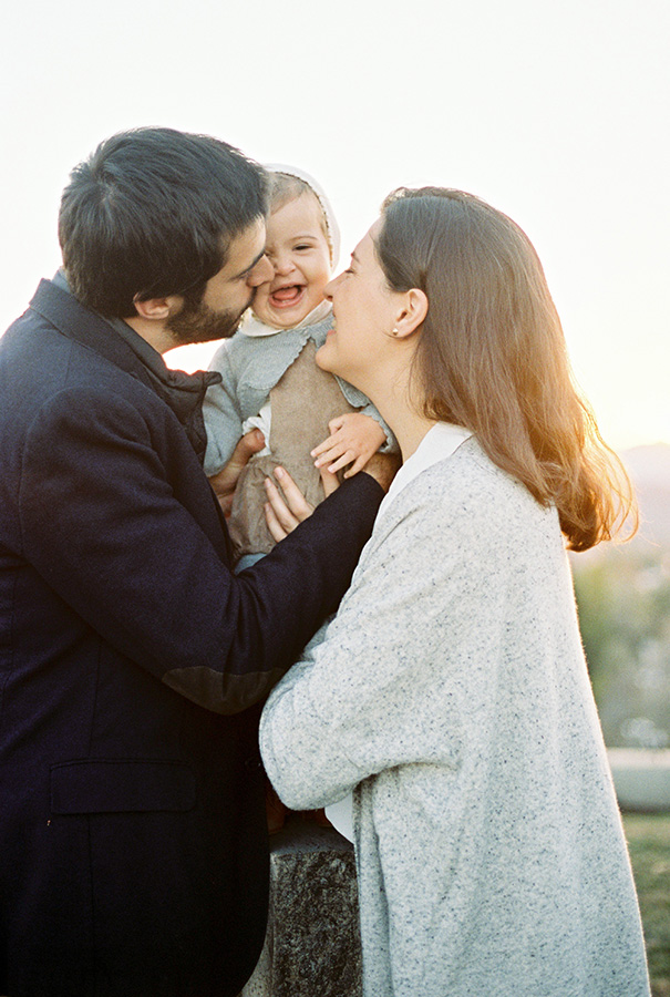 Happy family photography ideas | Family Photoshoot in Barcelona |Film Family Photographer | Lena Karelova | Kodak Portra 400