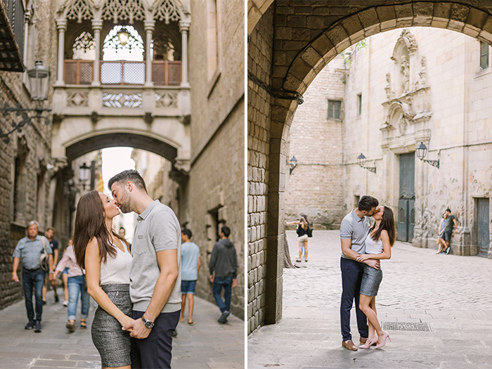 Beautiful couple kissing at Gothic quarter | Barcelona Engagement Photography | Wedding Photographer Barcelona | Top 5 places for engagement in Barcelona