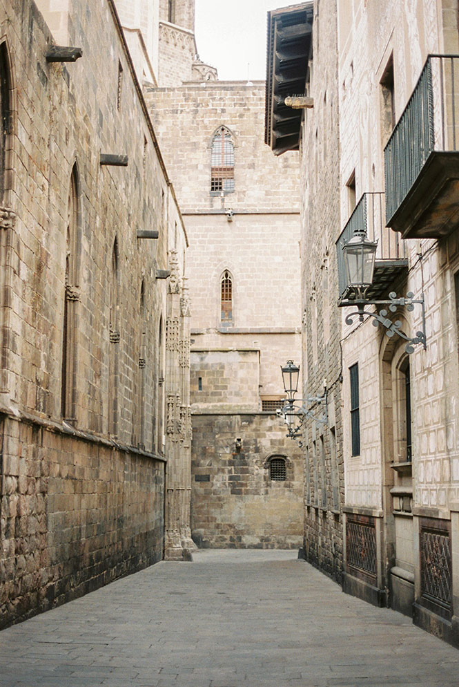 The best time for a photoshoot in Barcelona | Engagement photoshoot at Gothic Quarter | Lena Karelova Photography