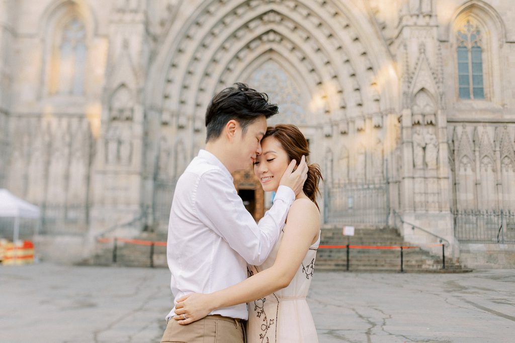 Barcelona Cathedral Couple Photoshoot Ideas
