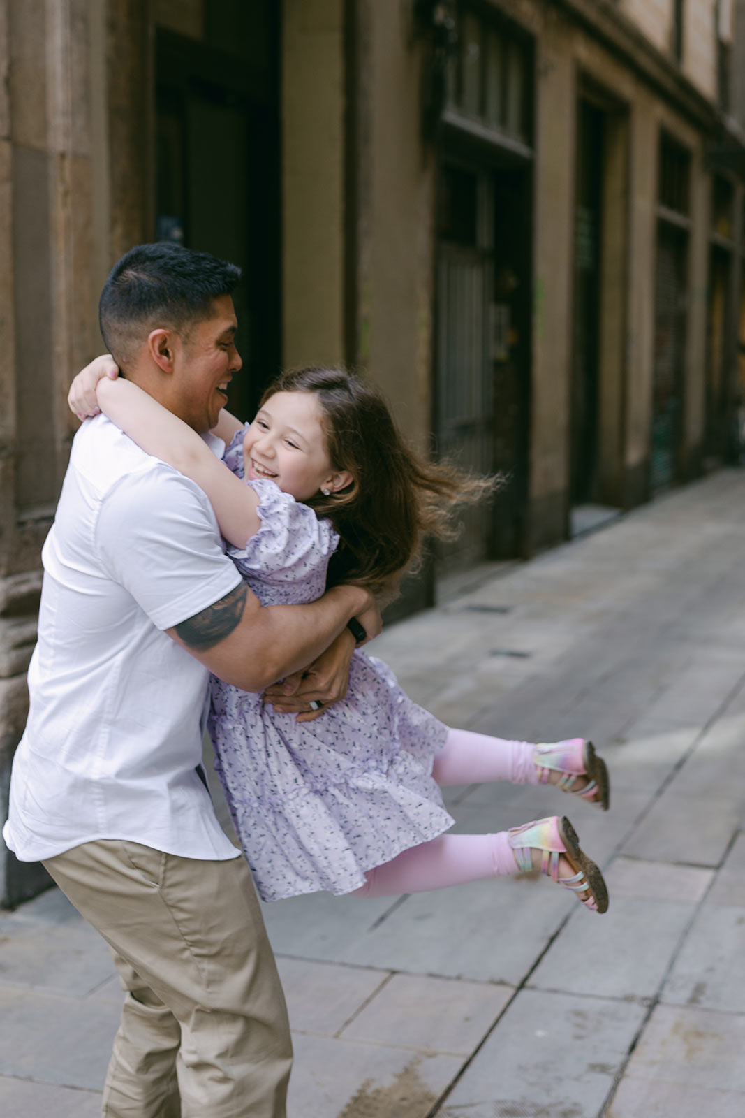 Dad and his dauther having fun in Barcelona, during the the Gothic Quarter Family Photography
