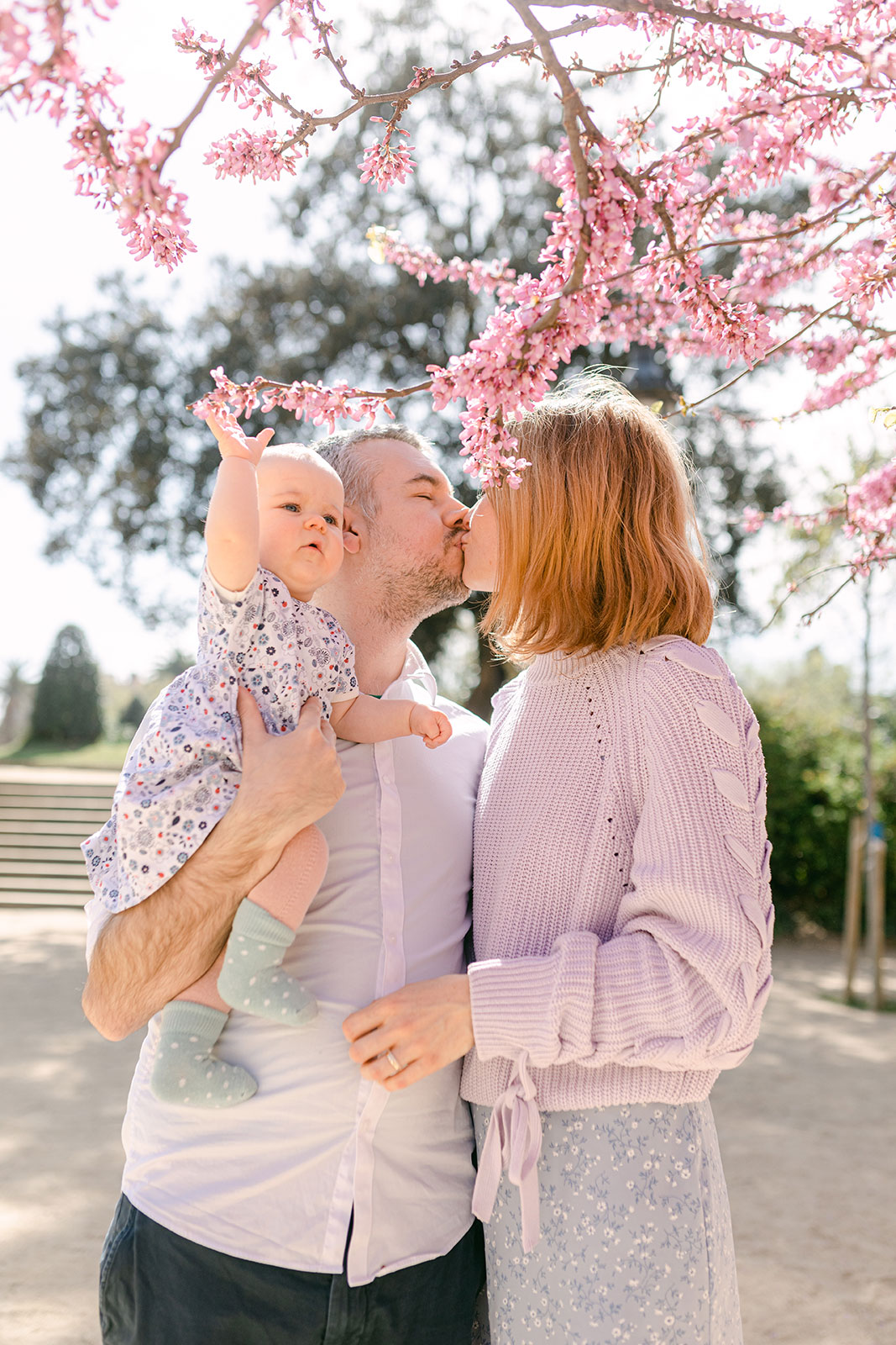 barcelona-family-photographer-capturing-family-with-baby-ciutadella-park