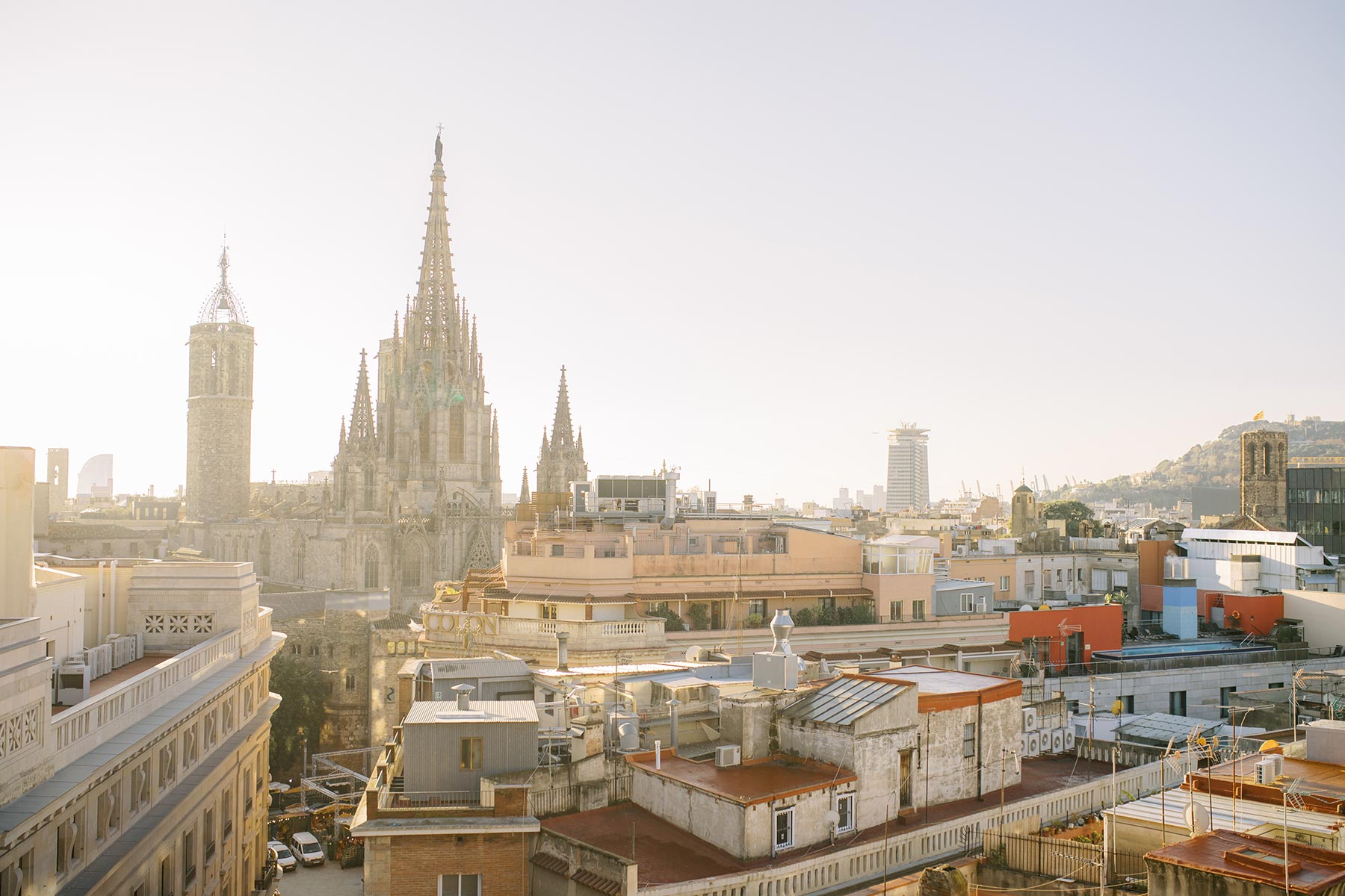 Breathtaking view to Barcelona Cathedral, ideal spot for honeymoon photoshoot in Barcelona